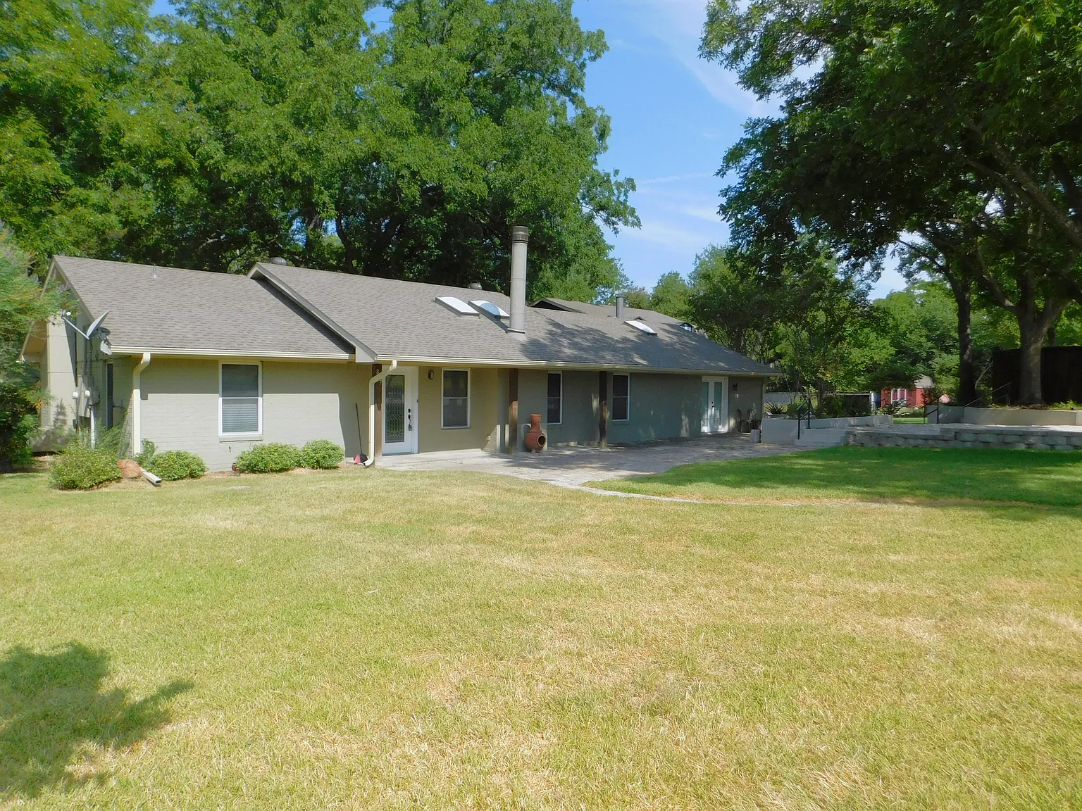 3 bed, 2000 sqft, $2,150 — Photo 2