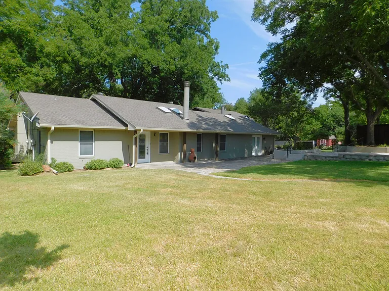 897 John George Ln — Photo 2