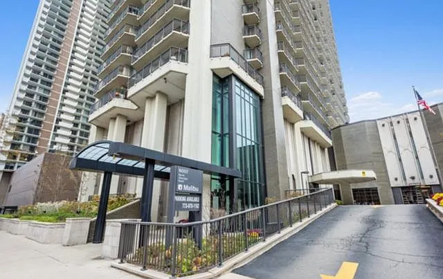 6007 N Sheridan Rd #19D — Photo 2