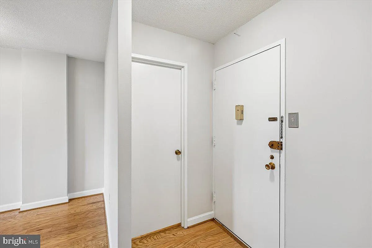 Building Photo - 700 7th St SW #324