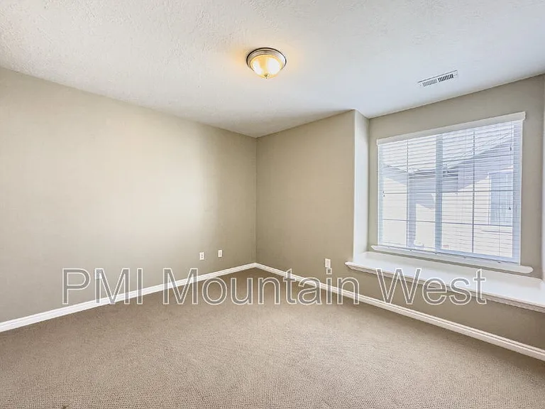 948 Chelsea Ln — Photo 16