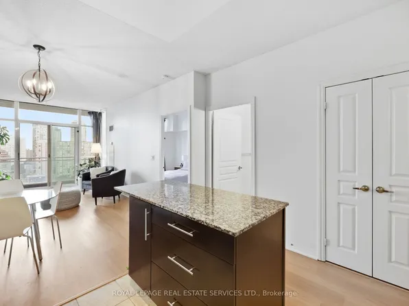 223 Webb Dr #1504, Mississauga, ON L5B 0E8