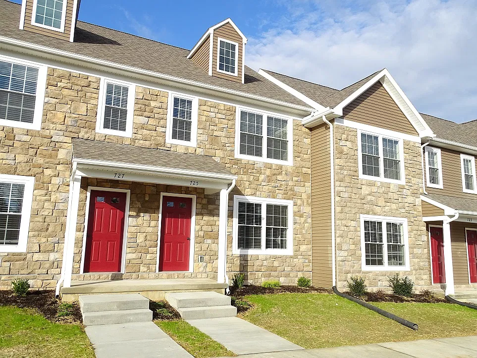 3 bed, 2.5 bath, 1449 sqft, $1,795 — Photo 1