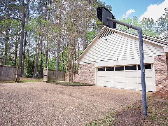 4th image of 350 Millicent Way
