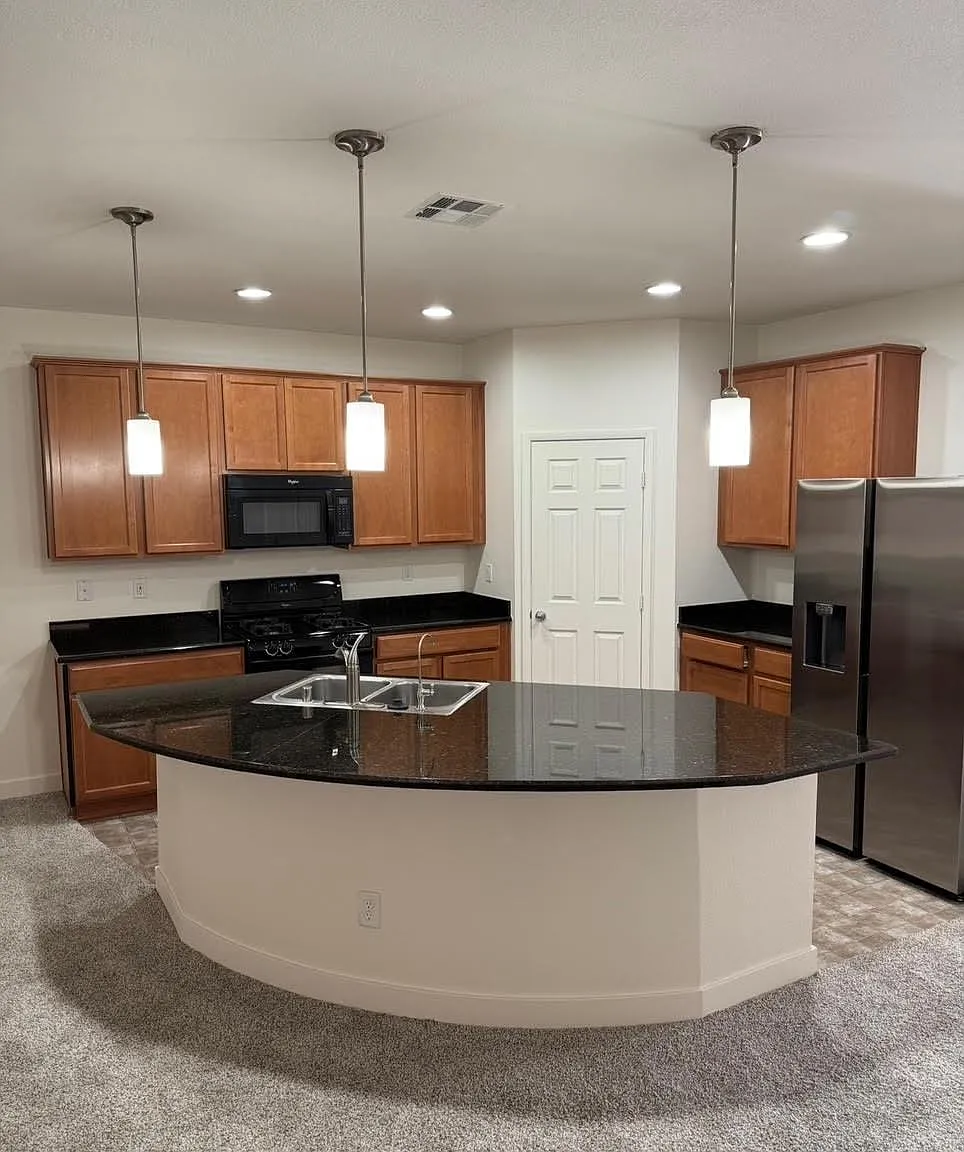 4 bed, 3.0 bath, 2424 sqft, $1,226 — Photo 2