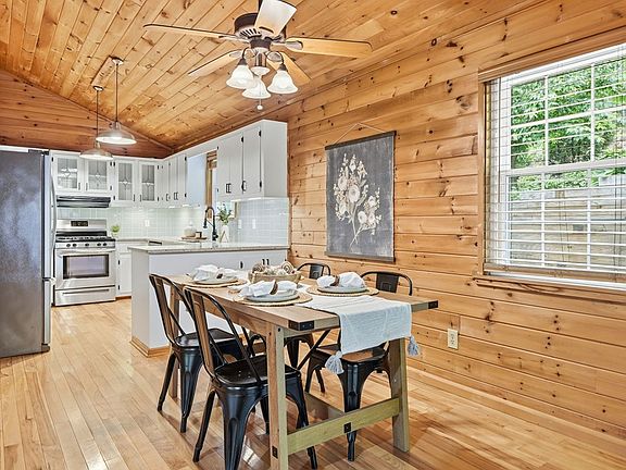 5th image of 946 Laurel Cir