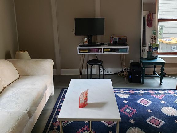 4th image of 614 N Lincoln St