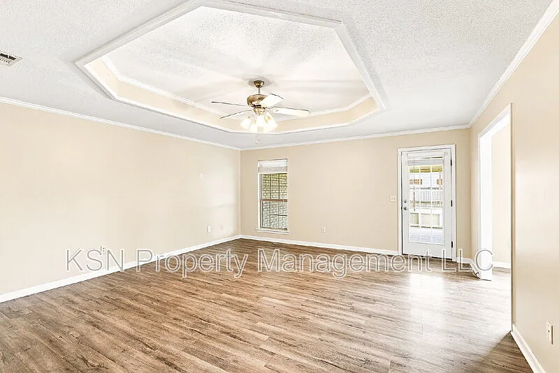 3 bed, 2.0 bath, 1819 sqft, $2,100 — Photo 2