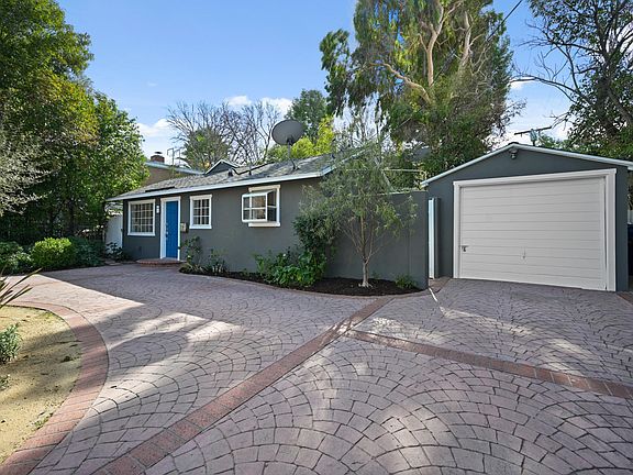 3rd image of 13548 Moorpark St