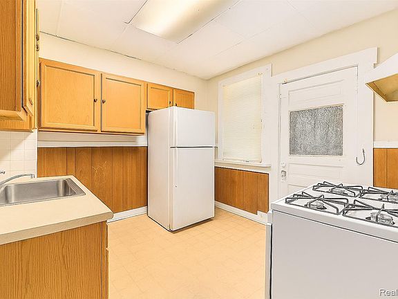 5th image of 463 Kitchener St
