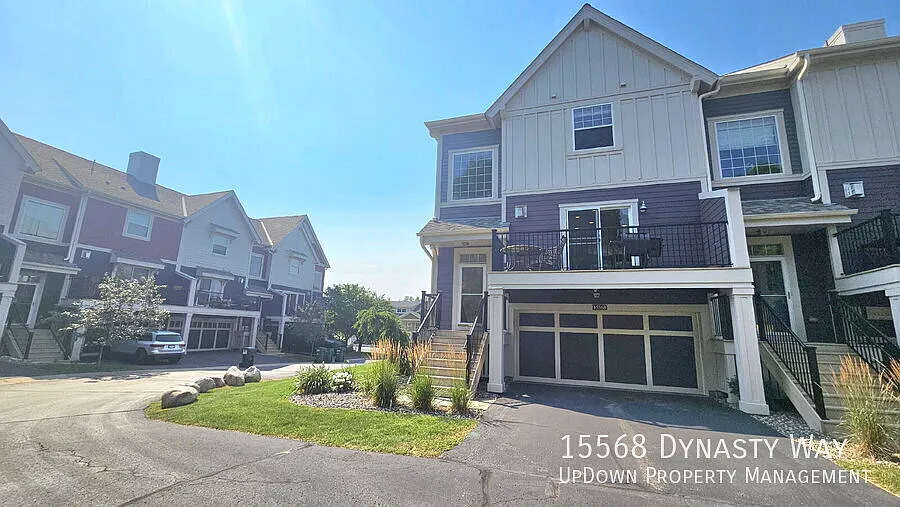 "Spacious 4-Bedroom Townhouse Retreat in Apple Valley - Modern Living with Ample Space!" — Photo 2