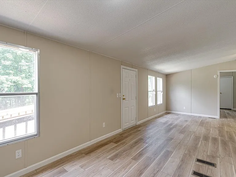842 Emery Rd — Photo 7