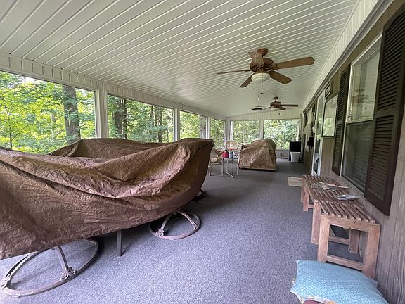 Screened in front porch w mini fridge, table and futon for perfect outside no bugs sleeping
