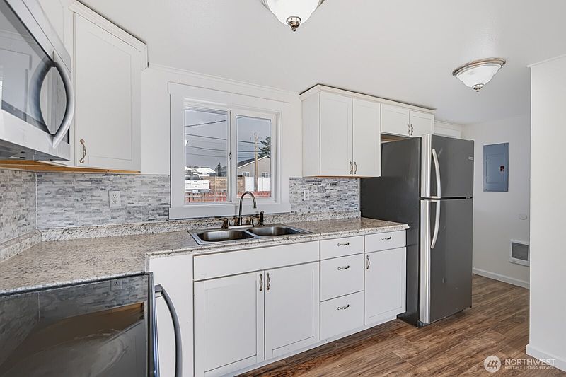 2nd image of 1222 SE A Street