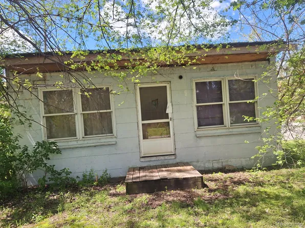 5687 Carroll Lake Rd, Commerce Township, MI 48382