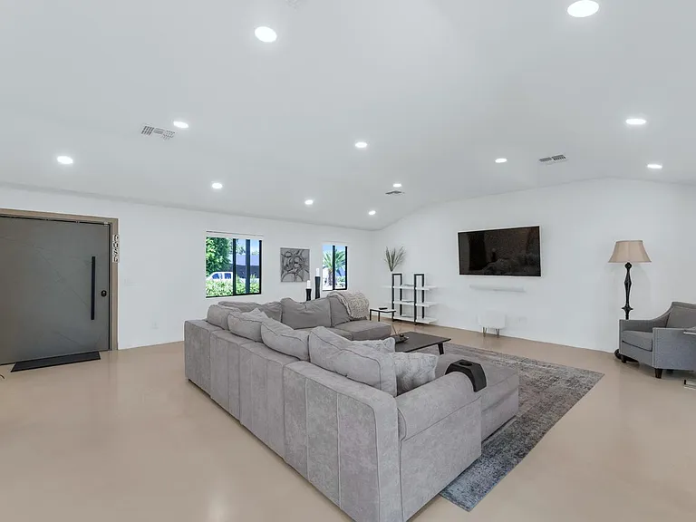 3420 E Oregon Ave — Photo 4
