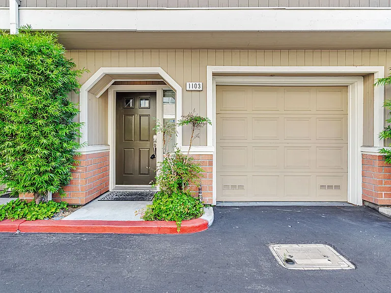 1103 Emerald Bay Ln — Photo 2