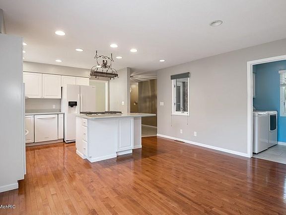 4th image of 2696 Lake Bluff Ter
