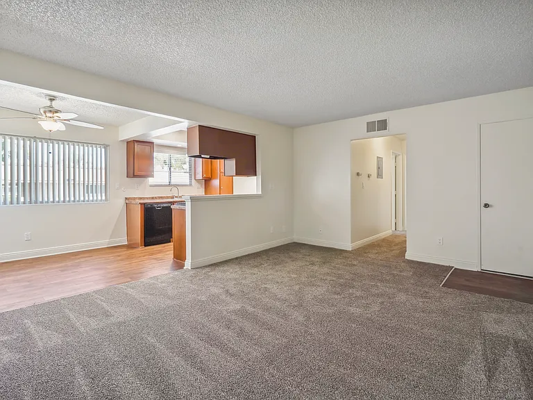 Sierra West Apartments — Photo 23