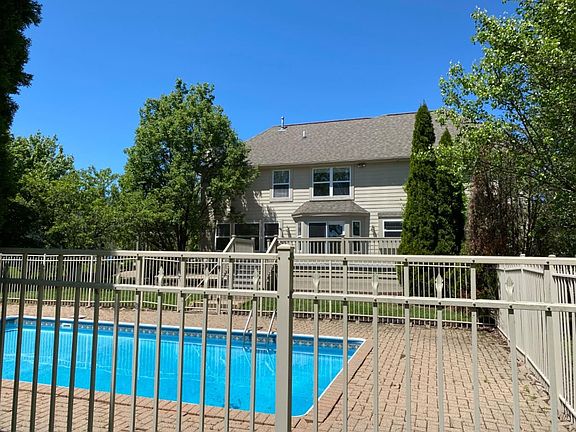 3rd image of 4485 Lake Forest Dr E