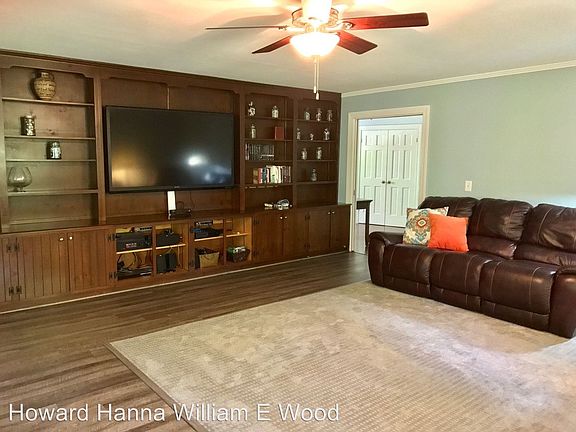 3rd image of 2 Hillard Cir