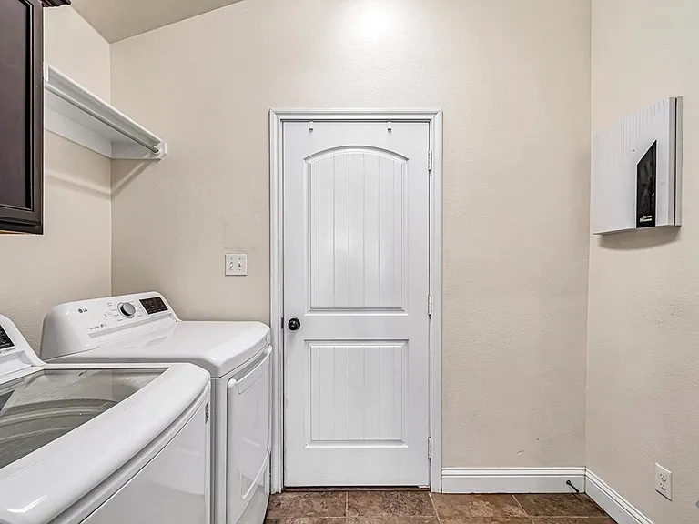 608 Memorial Ct — Photo 35