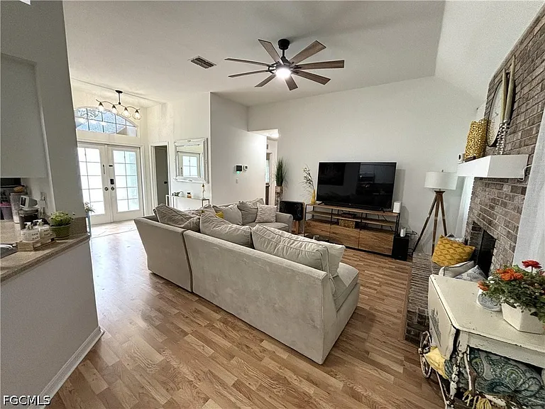 1090 Woods Dr — Photo 5