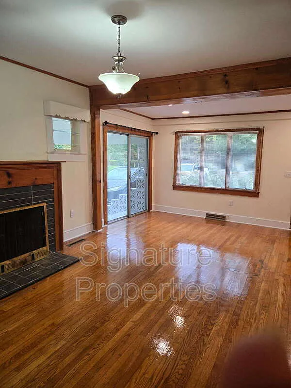 3 bed, 2.0 bath, 1640 sqft, $1,595 — Photo 1