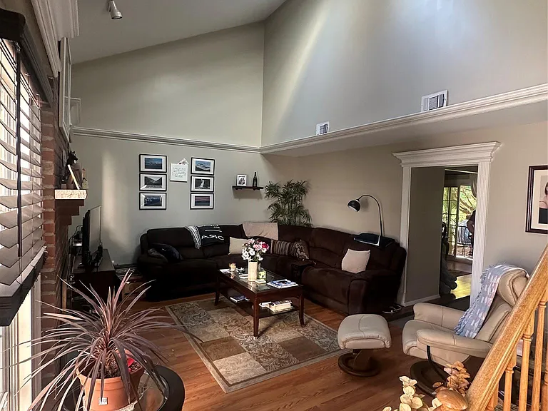 121 Villagegreen Ct — Photo 5