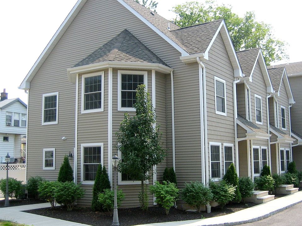 Beautiful end unit!  Blocks to NYC transporation and Zagat rated restaurants.