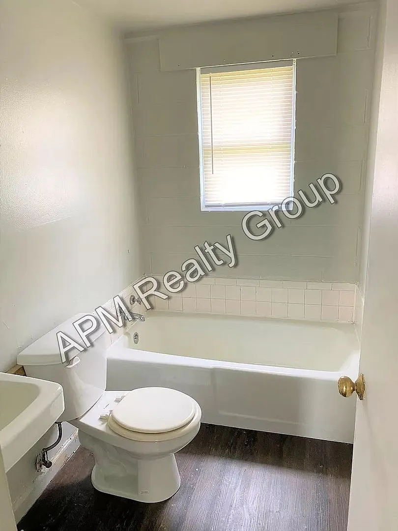 Two bedroom apartment off Colonial Drive — Photo 2