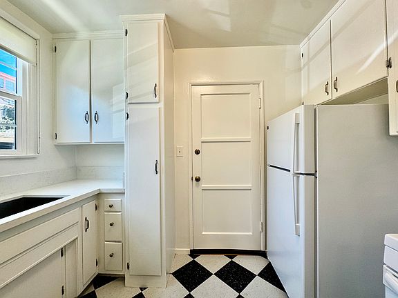 5th image of 1403 N Fairfax Ave APT 114