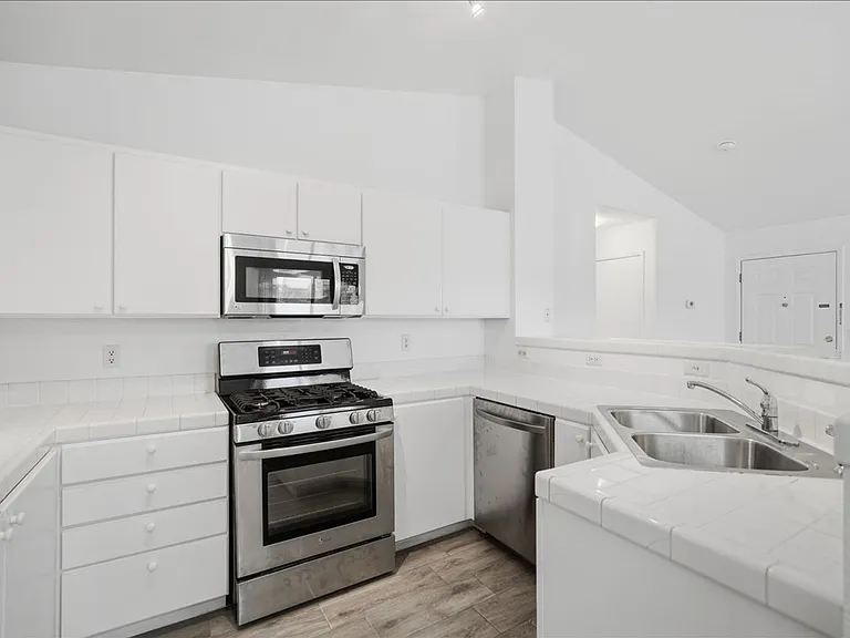 556 Yacht Harbor Dr #202 — Photo 2