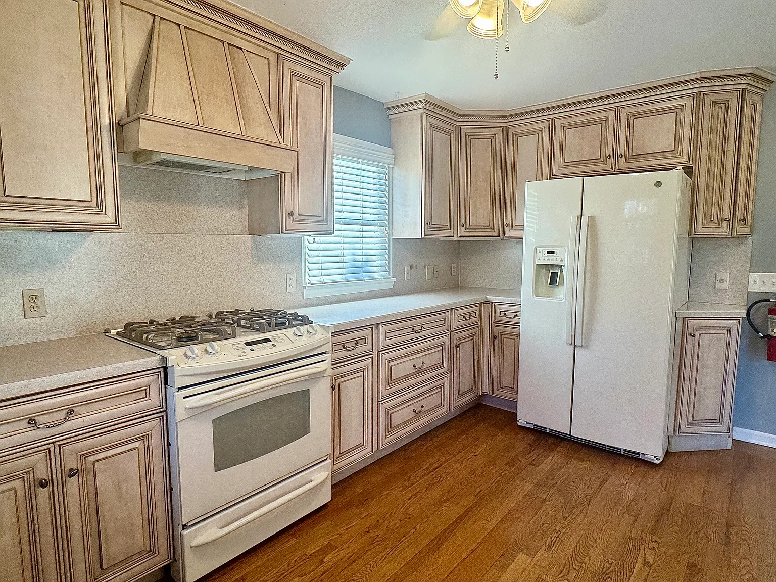 4 bed, 1600 sqft, $4,000 — Photo 2