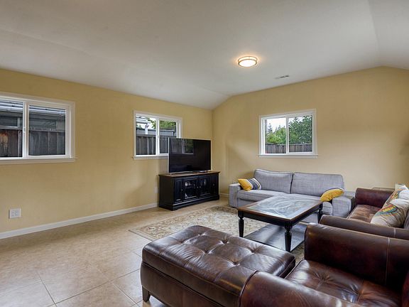 Spacious sun room - lots of sun light