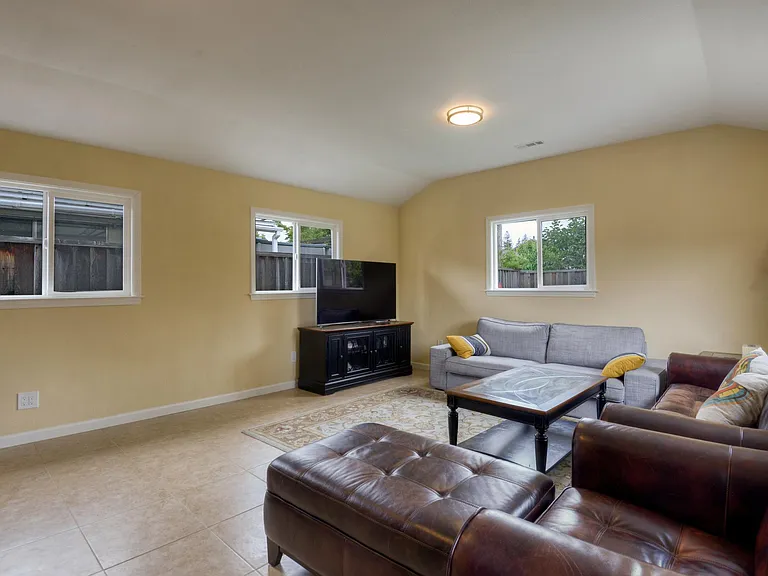Spacious sun room - lots of sun light
