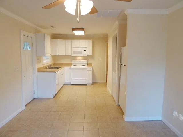 Great location for this updated 4br 2ba house w/ off-street parking. Walk to UNC Campus! — Photo 4