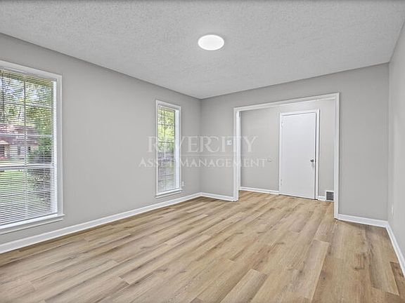 5th image of 895 Brownlee Rd