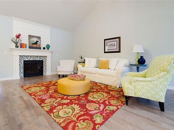 3rd image of 1379 Ashwood Ln