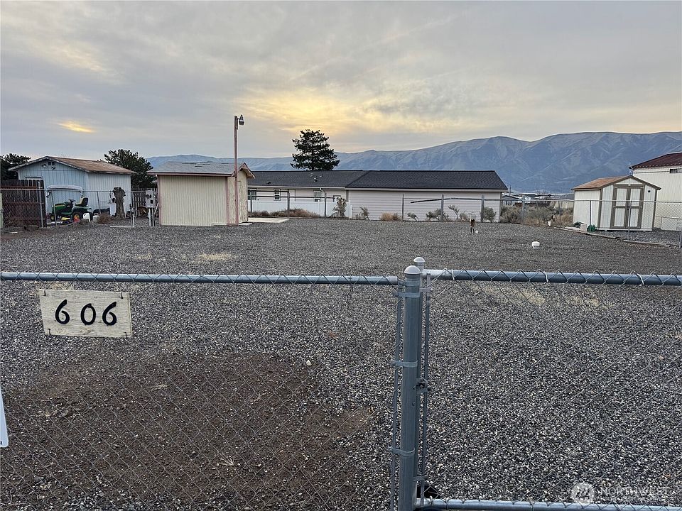 1st image of 606 Edgewater Way SW