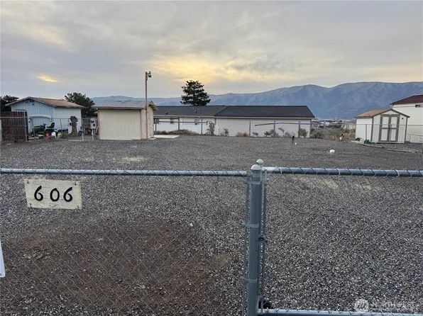 606 Edgewater Way SW, Mattawa, WA 99349