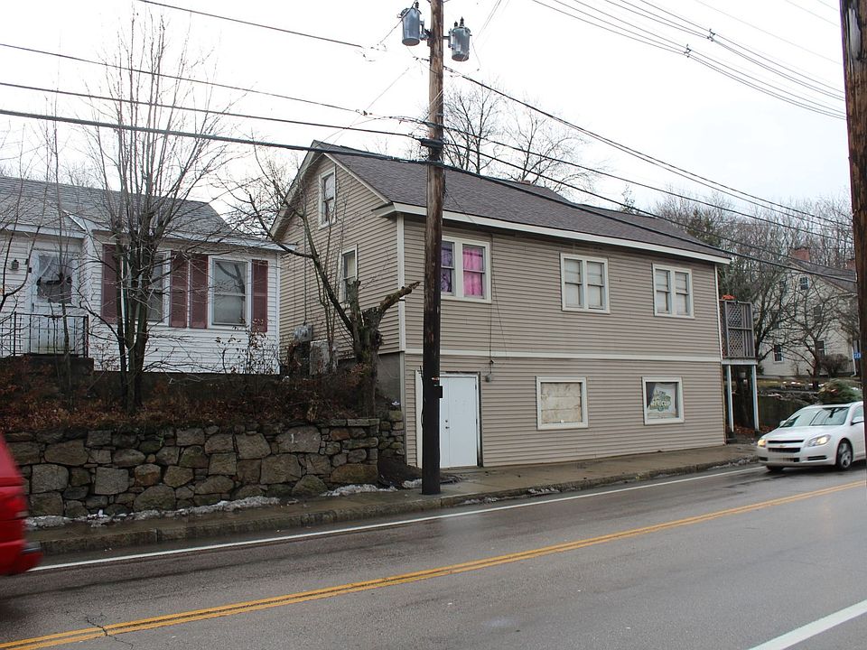 2nd image of 122 Putnam Pike