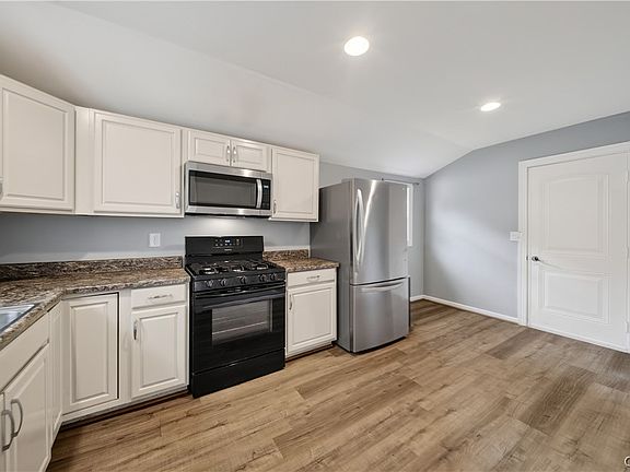 5th image of 46 Maple St