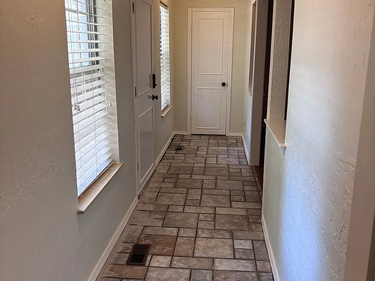 802 Amity Ln — Photo 26
