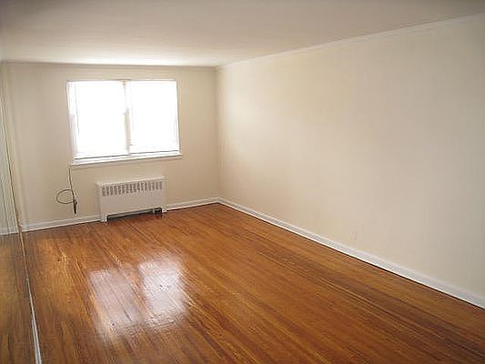 2nd image of 2325 33rd St APT 2F