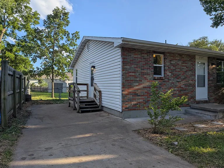 2504 Morning Glory Dr — Photo 2