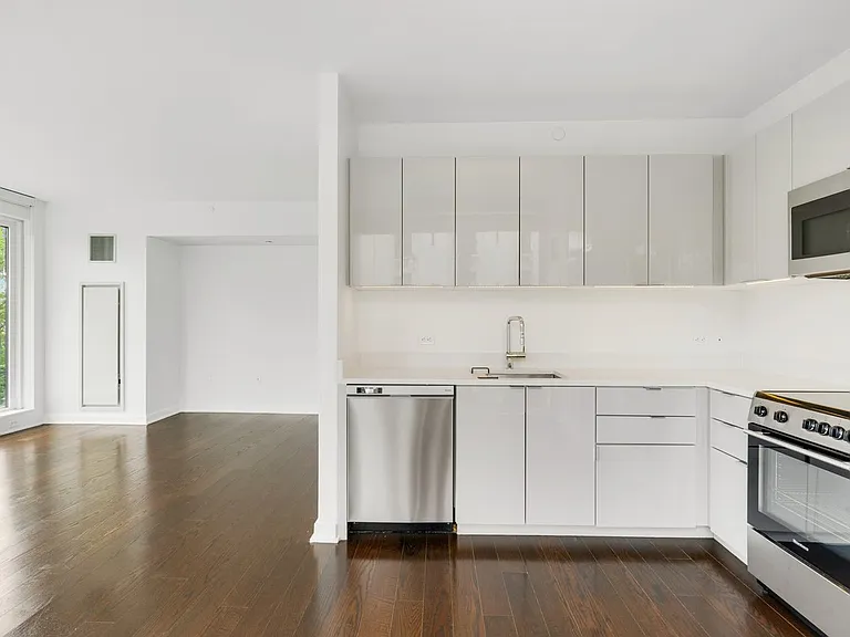 400 W 113th St #329 — Photo 5