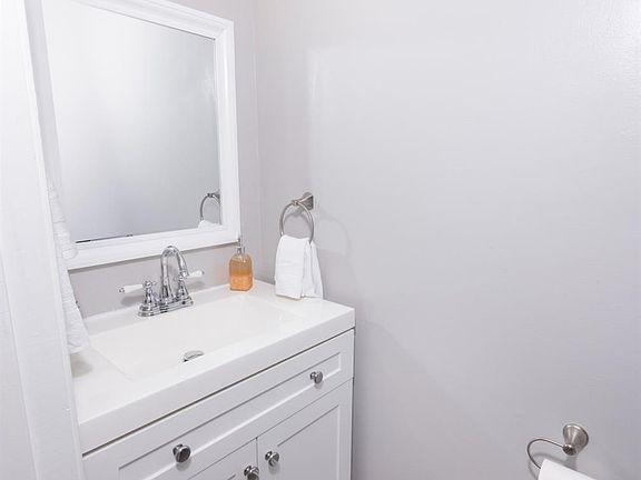 5th image of 87 Applewood Dr