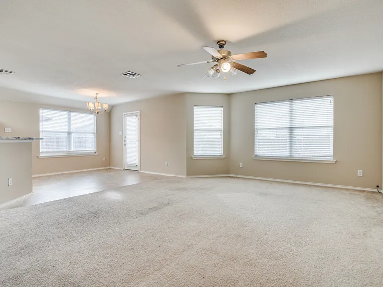 2725 Marsha Ln — Photo 4