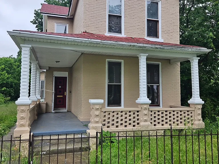 423 S Broadway St — Photo 1
